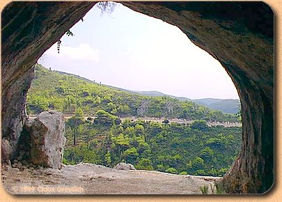 Blick aus den Höhlen des Damianou
